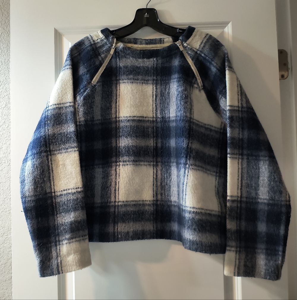 Abercrombie and Fitch Plaid Fleece Pullover Top in Navy and Cream